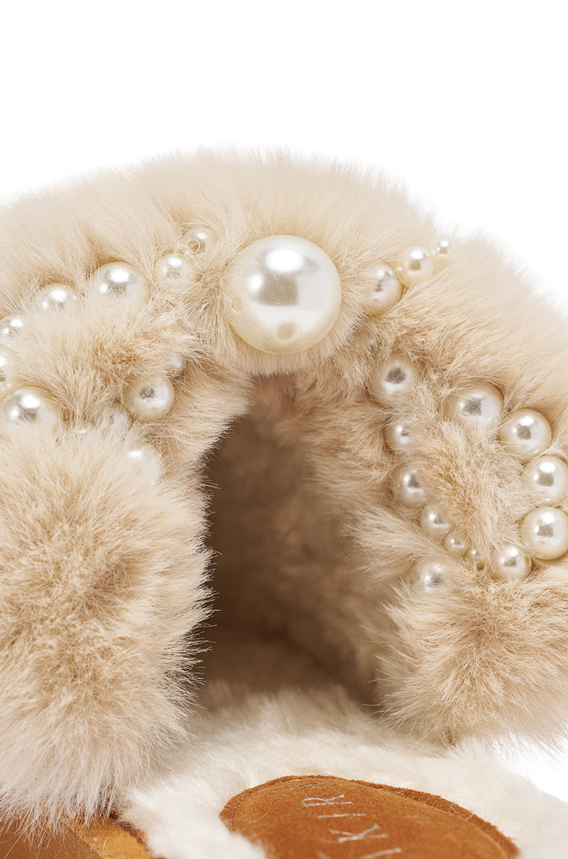 AKIRA BOONE CAMEL SLIPPER WITH PEARLS