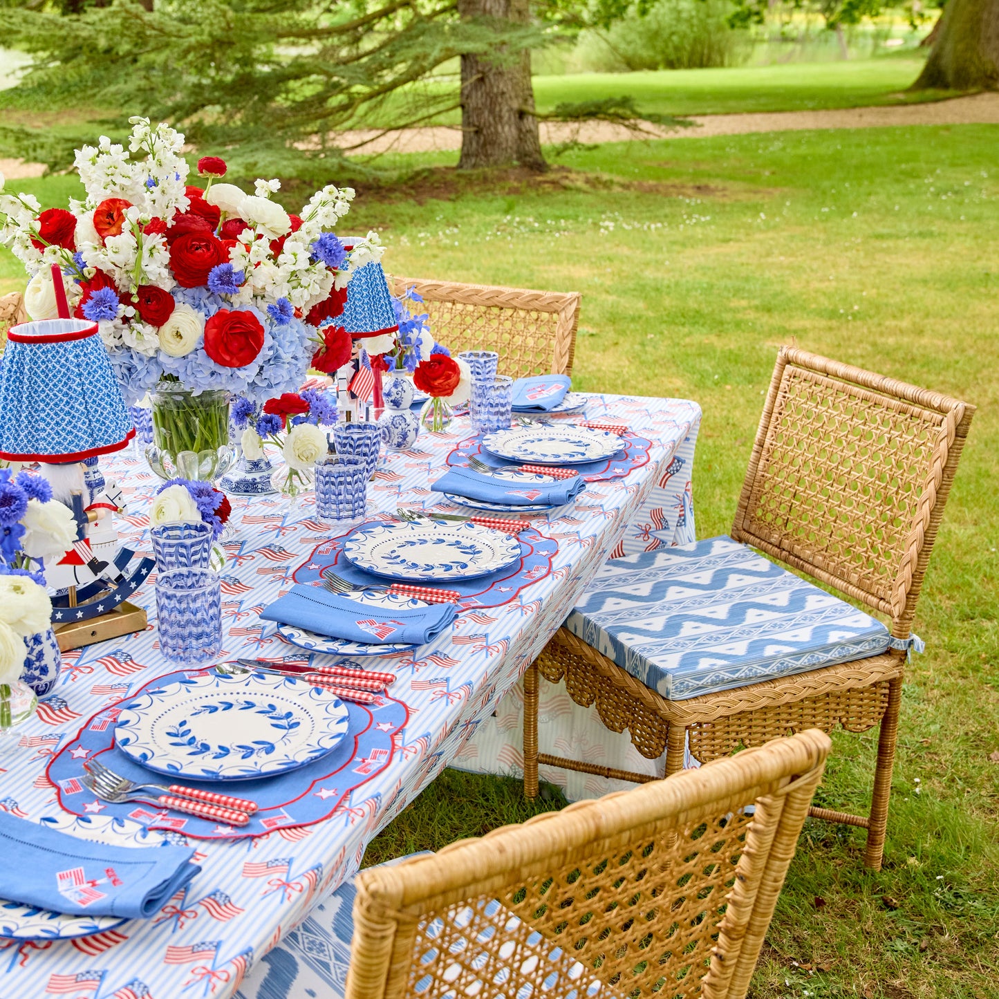 Elizabeth Blue Garland Dinner Plates (Set of 4)